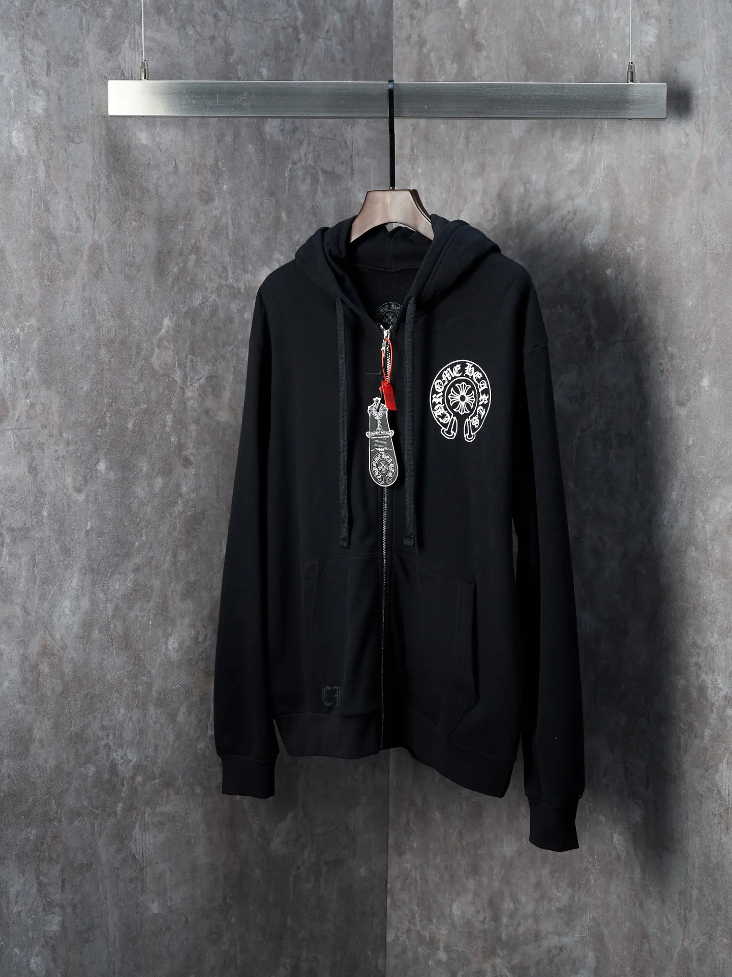 P460 Actual hanging auction】Chrome Hearts/Chrome Heart CH Sanskrit letter printed zipper hooded jacket [Ready stock] S M L Ruggedness and sophistication coexist. The zippered hooded silhouette deconstructs the lazy drape of suede. A rock oracle that whispers that I am the rule. A rebellious ceremony about wearing and performing. Adopt glue printing. The printing has been revised three times by the film screen. Use glue liquid paint to print the pattern on the fabric. The fabric is baked to fix the printed pattern. The fabrics have been washed and have a better hand feel. Not easy to deform. Not easy to shrink. Not easy to fade. Maintain long-term beauty and loose fit.